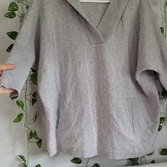 Tahari Womens Deep Vneck Half Sleeve Hooded Sweater Med Relaxed Kangaroo Pocket - Picture 2 of 10